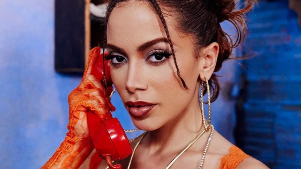 Anitta no clipe de 'Casi Casi'