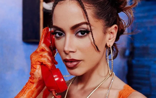 Anitta no clipe de 'Casi Casi'