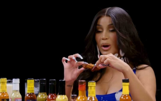 Cardi B comendo asinhas picantes