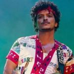 Tecladista de Bruno Mars toca sucesso da Raça Negra